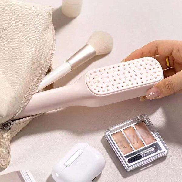 Ergonomic comb for smooth brushing